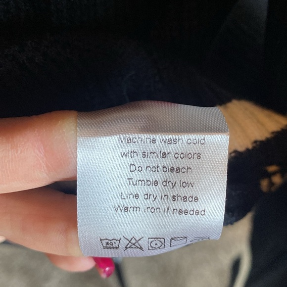 Black and White Cardigan Sweater V-Neck Button Front Closure sz XL. NWOT - Picture 6 of 7